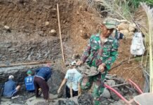 Tak kenal lelah, Peluh dan Semangat Gotong Royong Bangun Jembatan Garuda Kadumanis